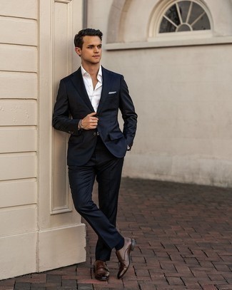 Dunkelbraune Doppelmonks aus Leder kombinieren – 500+ Herren Outfits: Kombinieren Sie einen dunkelblauen Anzug mit einem weißen Businesshemd, um vor Klasse und Perfektion zu strotzen. Fühlen Sie sich mutig? Ergänzen Sie Ihr Outfit mit dunkelbraunen Doppelmonks aus Leder.