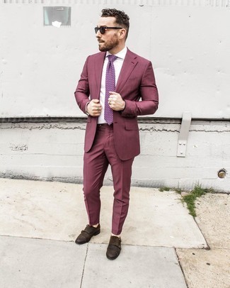 Violette bedruckte Krawatte kombinieren – 97 Herren Outfits: Vereinigen Sie einen dunkelroten Anzug mit einer violetten bedruckten Krawatte, um vor Klasse und Perfektion zu strotzen. Suchen Sie nach leichtem Schuhwerk? Wählen Sie dunkelbraunen Doppelmonks aus Wildleder für den Tag.