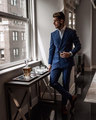 Weißes Businesshemd mit Vichy-Muster kombinieren – 112 Elegante Herren Outfits warm Wetter: Tragen Sie ein weißes Businesshemd mit Vichy-Muster und einen dunkelblauen Anzug für einen stilvollen, eleganten Look. Ergänzen Sie Ihr Look mit dunkelbraunen Doppelmonks aus Wildleder.