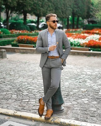 Dunkelbraune Doppelmonks aus Leder kombinieren – 500+ Herren Outfits: Kombinieren Sie einen grauen Anzug mit einem hellblauen Businesshemd für eine klassischen und verfeinerte Silhouette. Fühlen Sie sich ideenreich? Wählen Sie dunkelbraunen Doppelmonks aus Leder.