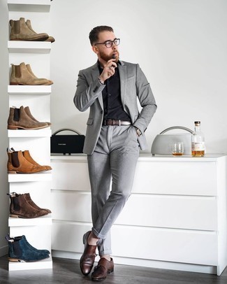 Dunkelbraunen Ledergürtel kombinieren – 500+ Elegante Herren Outfits warm Wetter: Kombinieren Sie einen grauen Anzug mit einem dunkelbraunen Ledergürtel für ein großartiges Wochenend-Outfit. Fühlen Sie sich ideenreich? Entscheiden Sie sich für dunkelbraunen Doppelmonks aus Leder.