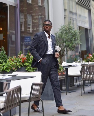 Braune Doppelmonks aus Leder kombinieren – 500+ Herren Outfits: Entscheiden Sie sich für einen klassischen Stil in einem dunkelblauen vertikal gestreiften Anzug und einem weißen Businesshemd. Braune Doppelmonks aus Leder sind eine großartige Wahl, um dieses Outfit zu vervollständigen.