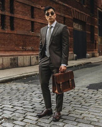 Braune Doppelmonks aus Leder kombinieren – 500+ Herren Outfits: Erwägen Sie das Tragen von einem dunkelbraunen Anzug und einem grauen Businesshemd für eine klassischen und verfeinerte Silhouette. Bringen Sie die Dinge durcheinander, indem Sie braunen Doppelmonks aus Leder mit diesem Outfit tragen.