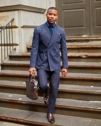 Braune Doppelmonks aus Leder kombinieren – 500+ Herren Outfits: Kombinieren Sie einen dunkelblauen Anzug mit einem dunkelblauen Businesshemd für einen stilvollen, eleganten Look. Fühlen Sie sich ideenreich? Komplettieren Sie Ihr Outfit mit braunen Doppelmonks aus Leder.