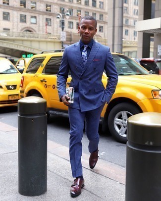 Dunkelblaue Krawatte mit Paisley-Muster kombinieren – 122 Herren Outfits warm Wetter: Erwägen Sie das Tragen von einem dunkelblauen vertikal gestreiften Anzug und einer dunkelblauen Krawatte mit Paisley-Muster für einen stilvollen, eleganten Look. Bringen Sie die Dinge durcheinander, indem Sie dunkelroten Doppelmonks aus Leder mit diesem Outfit tragen.