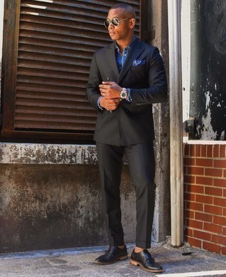 Schwarzen Anzug kombinieren – 500+ Elegante Herren Outfits: Kombinieren Sie einen schwarzen Anzug mit einem blauen Chambray Businesshemd, um vor Klasse und Perfektion zu strotzen. Fühlen Sie sich mutig? Ergänzen Sie Ihr Outfit mit schwarzen Doppelmonks aus Leder.