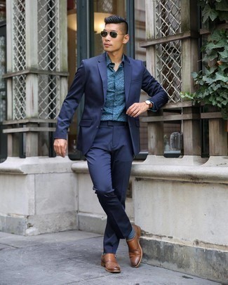 Blaue Socken kombinieren – 500+ Herren Outfits: Kombinieren Sie einen dunkelblauen Anzug mit blauen Socken für einen bequemen Alltags-Look. Fühlen Sie sich ideenreich? Wählen Sie braunen Doppelmonks aus Leder.