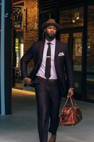 Braune Leder Sporttasche kombinieren – 154 Herren Outfits: Tragen Sie einen dunkellila Anzug und eine braune Leder Sporttasche für ein Alltagsoutfit, das Charakter und Persönlichkeit ausstrahlt. Fühlen Sie sich mutig? Entscheiden Sie sich für braunen Doppelmonks aus Leder.