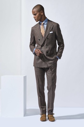 Braunen Anzug kombinieren – 500+ Sommer Herren Outfits: Entscheiden Sie sich für einen klassischen Stil in einem braunen Anzug und einem hellblauen Businesshemd. Warum kombinieren Sie Ihr Outfit für einen legereren Auftritt nicht mal mit braunen Doppelmonks aus Wildleder? So ist der Look vollkommen sommertauglich.