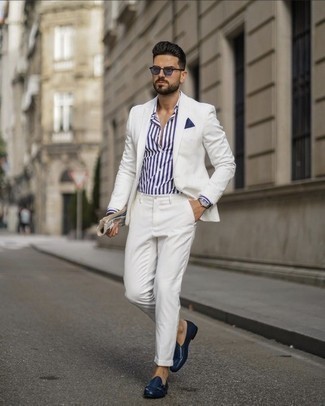 Blaue Sonnenbrille kombinieren – 500+ Herren Outfits: Kombinieren Sie einen weißen Anzug mit einer blauen Sonnenbrille für ein sonntägliches Mittagessen mit Freunden. Fühlen Sie sich ideenreich? Wählen Sie dunkelblauen Doppelmonks aus Leder.