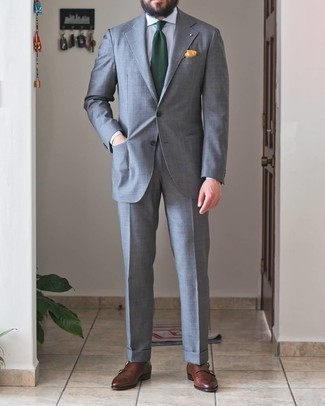 Graues vertikal gestreiftes Businesshemd kombinieren – 136 Herren Outfits: Kombinieren Sie ein graues vertikal gestreiftes Businesshemd mit einem grauen Anzug für einen stilvollen, eleganten Look. Braune Doppelmonks aus Leder sind eine gute Wahl, um dieses Outfit zu vervollständigen.