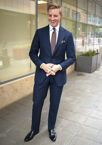 Dunkelbraune gepunktete Krawatte kombinieren – 155 Elegante Herren Outfits: Geben Sie den bestmöglichen Look ab in einem dunkelblauen Anzug und einer dunkelbraunen gepunkteten Krawatte. Fühlen Sie sich mutig? Vervollständigen Sie Ihr Outfit mit schwarzen Doppelmonks aus Leder.