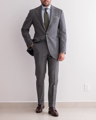 30 Jährige: Olivgrüne gepunktete Krawatte kombinieren – 54 Herren Outfits: Paaren Sie einen grauen Anzug mit einer olivgrünen gepunkteten Krawatte für eine klassischen und verfeinerte Silhouette. Fühlen Sie sich ideenreich? Vervollständigen Sie Ihr Outfit mit dunkelbraunen Doppelmonks aus Leder.