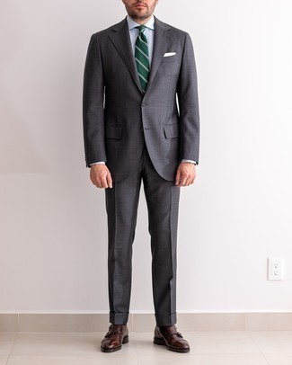Dunkelgrüne horizontal gestreifte Krawatte kombinieren – 151 Herren Outfits: Entscheiden Sie sich für einen dunkelgrauen Anzug und eine dunkelgrüne horizontal gestreifte Krawatte für eine klassischen und verfeinerte Silhouette. Suchen Sie nach leichtem Schuhwerk? Komplettieren Sie Ihr Outfit mit dunkelbraunen Doppelmonks aus Leder für den Tag.