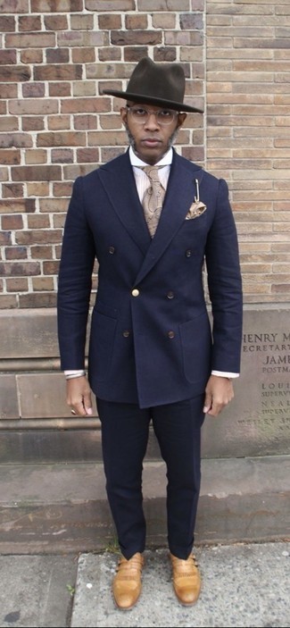 30 Jährige: Braunen Wollhut kombinieren – 87 Elegante Herren Outfits: Kombinieren Sie einen dunkelblauen Anzug mit einem braunen Wollhut, um einen lockeren, aber dennoch stylischen Look zu erhalten. Wählen Sie beige Doppelmonks aus Leder, um Ihr Modebewusstsein zu zeigen.