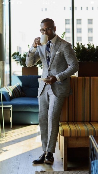 Dunkelbraune Doppelmonks kombinieren – 500+ Herren Outfits: Kombinieren Sie einen schwarzen und weißen Anzug mit Hahnentritt-Muster mit einem weißen Businesshemd für einen stilvollen, eleganten Look. Ergänzen Sie Ihr Look mit dunkelbraunen Doppelmonks.