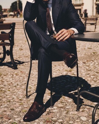 Dunkelbraune gepunktete Krawatte kombinieren – 165 Herren Outfits warm Wetter: Kombinieren Sie einen schwarzen Anzug mit einer dunkelbraunen gepunkteten Krawatte für eine klassischen und verfeinerte Silhouette. Dunkelbraune Doppelmonks aus Leder liefern einen wunderschönen Kontrast zu dem Rest des Looks.