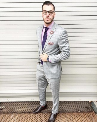 Grauen Anzug mit Schottenmuster kombinieren – 368 Herren Outfits: Kombinieren Sie einen grauen Anzug mit Schottenmuster mit einem rosa vertikal gestreiften Businesshemd, um vor Klasse und Perfektion zu strotzen. Ergänzen Sie Ihr Look mit dunkelbraunen Doppelmonks aus Leder.