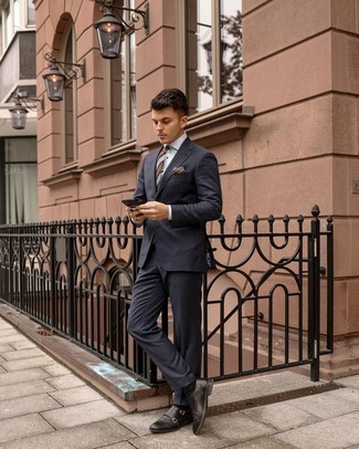 Braunes bedrucktes Einstecktuch kombinieren – 200 Herren Outfits: Kombinieren Sie einen dunkelblauen Anzug mit Karomuster mit einem braunen bedruckten Einstecktuch für ein bequemes Outfit, das außerdem gut zusammen passt. Heben Sie dieses Ensemble mit schwarzen Doppelmonks aus Leder hervor.