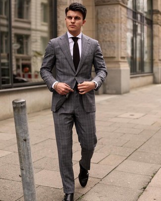 Dunkelbraune Krawatte kombinieren – 500+ Herren Outfits: Paaren Sie einen dunkelgrauen Anzug mit Schottenmuster mit einer dunkelbraunen Krawatte, um vor Klasse und Perfektion zu strotzen. Schwarze Doppelmonks aus Leder liefern einen wunderschönen Kontrast zu dem Rest des Looks.