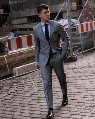 Dunkelgrauen Anzug kombinieren – 500+ Sommer Herren Outfits: Vereinigen Sie einen dunkelgrauen Anzug mit einem hellblauen Businesshemd für eine klassischen und verfeinerte Silhouette. Wenn Sie nicht durch und durch formal auftreten möchten, ergänzen Sie Ihr Outfit mit schwarzen Doppelmonks aus Leder. Ein cooler Look für den Sommer.