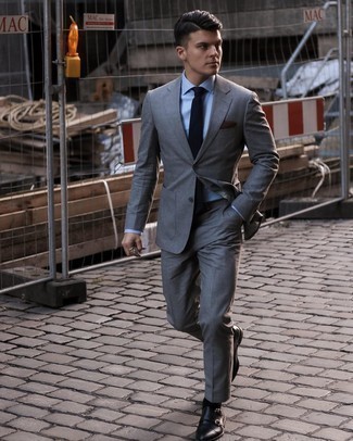 Braunes Einstecktuch kombinieren – 763+ Herren Outfits: Paaren Sie einen grauen Anzug mit einem braunen Einstecktuch für ein großartiges Wochenend-Outfit. Fühlen Sie sich ideenreich? Entscheiden Sie sich für schwarzen Doppelmonks aus Leder.