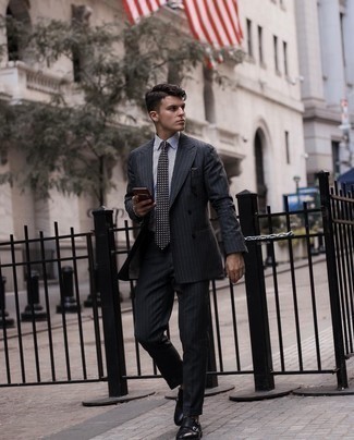 Schwarze und weiße Krawatte kombinieren – 500+ Herren Outfits: Erwägen Sie das Tragen von einem dunkelgrauen vertikal gestreiften Anzug und einer schwarzen und weißen Krawatte für eine klassischen und verfeinerte Silhouette. Fühlen Sie sich mutig? Ergänzen Sie Ihr Outfit mit schwarzen Doppelmonks aus Leder.
