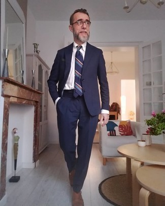 50 Jährige: Dunkelblaue und rote horizontal gestreifte Krawatte kombinieren – 63 Herren Outfits: Paaren Sie einen dunkelblauen Anzug mit einer dunkelblauen und roten horizontal gestreiften Krawatte für eine klassischen und verfeinerte Silhouette. Wenn Sie nicht durch und durch formal auftreten möchten, wählen Sie braunen Doppelmonks aus Leder.