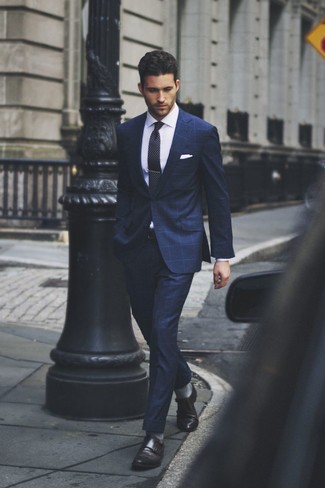 Schwarze gepunktete Krawatte kombinieren – 130 Herren Outfits: Vereinigen Sie einen dunkelblauen Anzug mit Karomuster mit einer schwarzen gepunkteten Krawatte für einen stilvollen, eleganten Look. Fühlen Sie sich mutig? Ergänzen Sie Ihr Outfit mit dunkelbraunen Doppelmonks aus Leder.