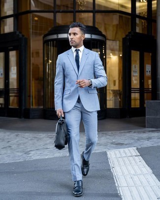 Aktentasche kombinieren – 500+ Herren Outfits: Kombinieren Sie einen hellblauen Anzug mit einer Aktentasche für ein Alltagsoutfit, das Charakter und Persönlichkeit ausstrahlt. Fühlen Sie sich mutig? Komplettieren Sie Ihr Outfit mit dunkelblauen Doppelmonks aus Leder.