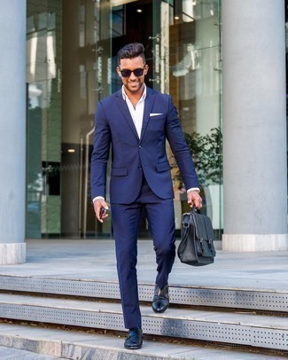 Aktentasche kombinieren – 419 Elegante Herren Outfits warm Wetter: Kombinieren Sie einen dunkelblauen Anzug mit einer Aktentasche, um einen lockeren, aber dennoch stylischen Look zu erhalten. Fühlen Sie sich mutig? Ergänzen Sie Ihr Outfit mit dunkelblauen Doppelmonks aus Leder.