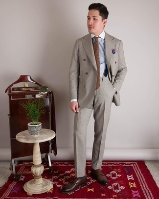 Goldene Krawatte kombinieren – 345 Herren Outfits: Tragen Sie einen grauen Anzug und eine goldene Krawatte für einen stilvollen, eleganten Look. Suchen Sie nach leichtem Schuhwerk? Vervollständigen Sie Ihr Outfit mit dunkelbraunen Doppelmonks aus Leder für den Tag.