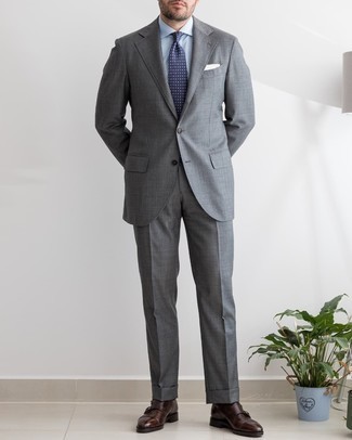 Grauen Anzug kombinieren – 1200+ Herren Outfits warm Wetter: Kombinieren Sie einen grauen Anzug mit einem hellblauen Businesshemd für eine klassischen und verfeinerte Silhouette. Wenn Sie nicht durch und durch formal auftreten möchten, komplettieren Sie Ihr Outfit mit dunkelbraunen Doppelmonks aus Leder.