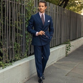 Violette Krawatte mit Paisley-Muster kombinieren – 28 Herren Outfits: Entscheiden Sie sich für einen dunkelblauen vertikal gestreiften Anzug und eine violette Krawatte mit Paisley-Muster, um vor Klasse und Perfektion zu strotzen. Wenn Sie nicht durch und durch formal auftreten möchten, wählen Sie dunkelblauen Doppelmonks aus Leder.
