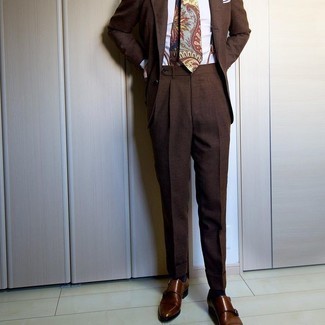 Braunen Anzug kombinieren – 500+ Elegante Herren Outfits: Erwägen Sie das Tragen von einem braunen Anzug und einem weißen Businesshemd, um vor Klasse und Perfektion zu strotzen. Fühlen Sie sich mutig? Wählen Sie dunkelbraunen Doppelmonks aus Leder.