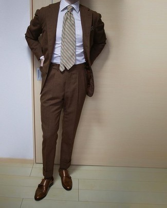 Herren Outfits 2021: Kombinieren Sie einen dunkelbraunen Anzug mit einem grauen vertikal gestreiften Businesshemd für einen stilvollen, eleganten Look. Dunkelbraune Doppelmonks aus Leder sind eine ideale Wahl, um dieses Outfit zu vervollständigen.