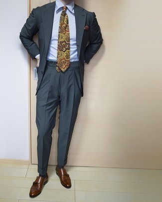 Senf Krawatte mit Blumenmuster kombinieren – 7 Herren Outfits: Tragen Sie einen dunkelgrünen Anzug und eine senf Krawatte mit Blumenmuster für eine klassischen und verfeinerte Silhouette. Dunkelbraune Doppelmonks aus Leder verleihen einem klassischen Look eine neue Dimension.