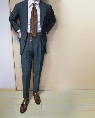 Mehrfarbige Krawatte mit Paisley-Muster kombinieren – 18 Herren Outfits: Kombinieren Sie einen dunkelgrünen Anzug mit einer mehrfarbigen Krawatte mit Paisley-Muster für einen stilvollen, eleganten Look. Wenn Sie nicht durch und durch formal auftreten möchten, wählen Sie dunkelbraunen Doppelmonks aus Leder.