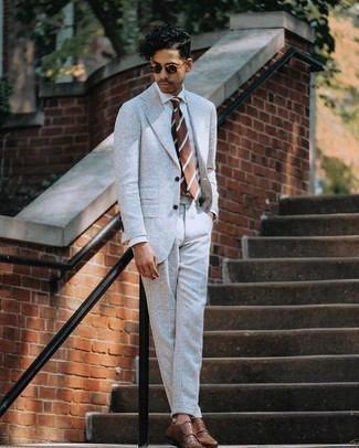 Weißes Businesshemd kombinieren – 500+ Frühling Herren Outfits: Entscheiden Sie sich für ein weißes Businesshemd und einen grauen Wollanzug mit Schottenmuster für einen stilvollen, eleganten Look. Braune Doppelmonks aus Leder sind eine ideale Wahl, um dieses Outfit zu vervollständigen. Das Outfit ist wirklich Frühling pur.