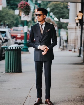 schwarzer Anzug, graues vertikal gestreiftes Businesshemd, dunkelbraune Doppelmonks aus Leder, braune bedruckte Krawatte für Herren