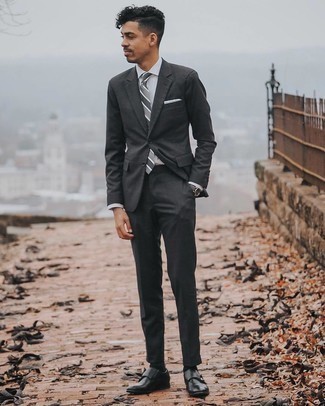 Graue horizontal gestreifte Krawatte kombinieren – 77 Herren Outfits: Kombinieren Sie einen dunkelgrauen Anzug mit Schottenmuster mit einer grauen horizontal gestreiften Krawatte für einen stilvollen, eleganten Look. Fühlen Sie sich mutig? Vervollständigen Sie Ihr Outfit mit schwarzen Doppelmonks aus Leder.