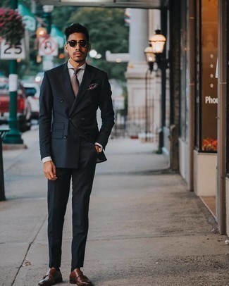 Dunkelbraune bedruckte Krawatte kombinieren – 274 Herren Outfits: Tragen Sie einen dunkelblauen Anzug und eine dunkelbraune bedruckte Krawatte für einen stilvollen, eleganten Look. Wählen Sie die legere Option mit dunkelbraunen Doppelmonks aus Leder.