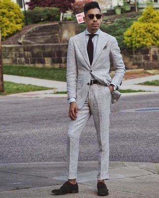 Bedrucktes Einstecktuch kombinieren – 500+ Elegante Herren Outfits warm Wetter: Kombinieren Sie einen grauen Anzug mit Schottenmuster mit einem bedruckten Einstecktuch für ein bequemes Outfit, das außerdem gut zusammen passt. Fühlen Sie sich mutig? Komplettieren Sie Ihr Outfit mit dunkelbraunen Doppelmonks aus Wildleder.