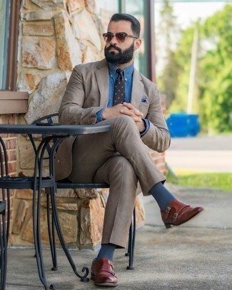 Dunkelbraune gepunktete Krawatte kombinieren – 165 Herren Outfits warm Wetter: Kombinieren Sie einen braunen Anzug mit einer dunkelbraunen gepunkteten Krawatte für eine klassischen und verfeinerte Silhouette. Fühlen Sie sich mutig? Ergänzen Sie Ihr Outfit mit dunkelbraunen Doppelmonks aus Leder.