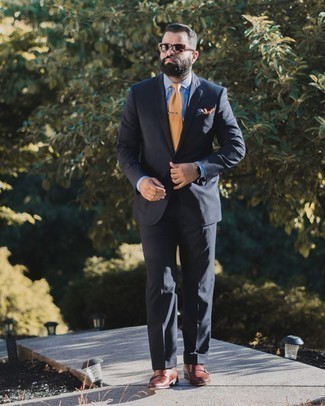Senf Krawatte kombinieren – 345 Herren Outfits: Kombinieren Sie einen schwarzen Anzug mit einer senf Krawatte, um vor Klasse und Perfektion zu strotzen. Suchen Sie nach leichtem Schuhwerk? Entscheiden Sie sich für braunen Doppelmonks aus Leder für den Tag.
