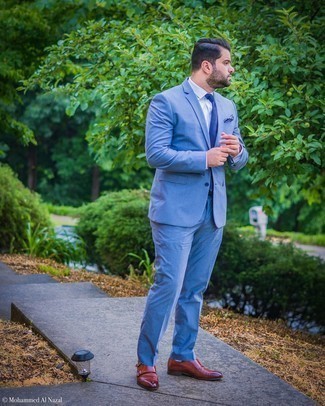 Dunkelblaues Einstecktuch mit Paisley-Muster kombinieren – 71 Herren Outfits: Kombinieren Sie einen blauen Anzug mit einem dunkelblauen Einstecktuch mit Paisley-Muster für ein bequemes Outfit, das außerdem gut zusammen passt. Ergänzen Sie Ihr Outfit mit braunen Doppelmonks aus Leder, um Ihr Modebewusstsein zu zeigen.