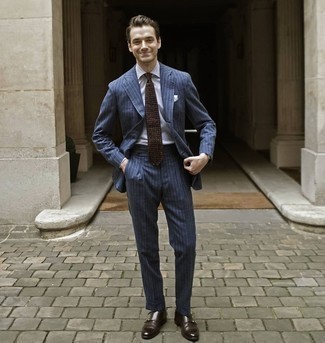 Dunkelbraune gepunktete Krawatte kombinieren – 155 Elegante Herren Outfits: Kombinieren Sie einen dunkelblauen vertikal gestreiften Anzug mit einer dunkelbraunen gepunkteten Krawatte für eine klassischen und verfeinerte Silhouette. Fühlen Sie sich mutig? Ergänzen Sie Ihr Outfit mit dunkelbraunen Doppelmonks aus Leder.
