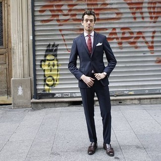 30 Jährige: Dunkelrote Krawatte kombinieren – 500+ Elegante Herren Outfits: Kombinieren Sie einen dunkelblauen Anzug mit einer dunkelroten Krawatte für einen stilvollen, eleganten Look. Wenn Sie nicht durch und durch formal auftreten möchten, ergänzen Sie Ihr Outfit mit dunkelbraunen Doppelmonks aus Leder.