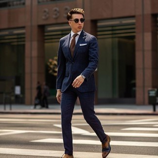 Braune Doppelmonks aus Leder kombinieren – 500+ Herren Outfits: Kombinieren Sie einen dunkelblauen Anzug mit einem weißen Businesshemd für eine klassischen und verfeinerte Silhouette. Wählen Sie die legere Option mit braunen Doppelmonks aus Leder.