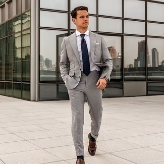 Dunkelblaue Krawatte kombinieren – 500+ Herren Outfits: Entscheiden Sie sich für einen grauen Anzug und eine dunkelblaue Krawatte für einen stilvollen, eleganten Look. Fühlen Sie sich mutig? Komplettieren Sie Ihr Outfit mit dunkelbraunen Doppelmonks aus Leder.